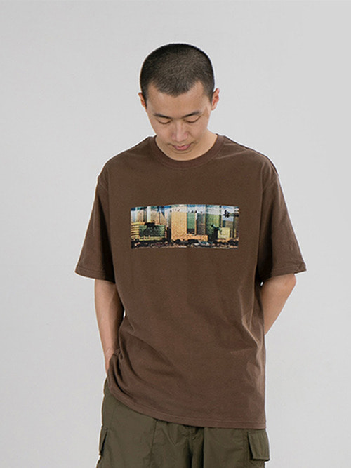 CRYINGCENTER 포토 프린팅 티셔츠 (브라운)